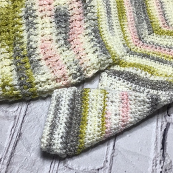 Beautiful Sweater/ Coat crocheted  9-12m - Picture 3 of 5